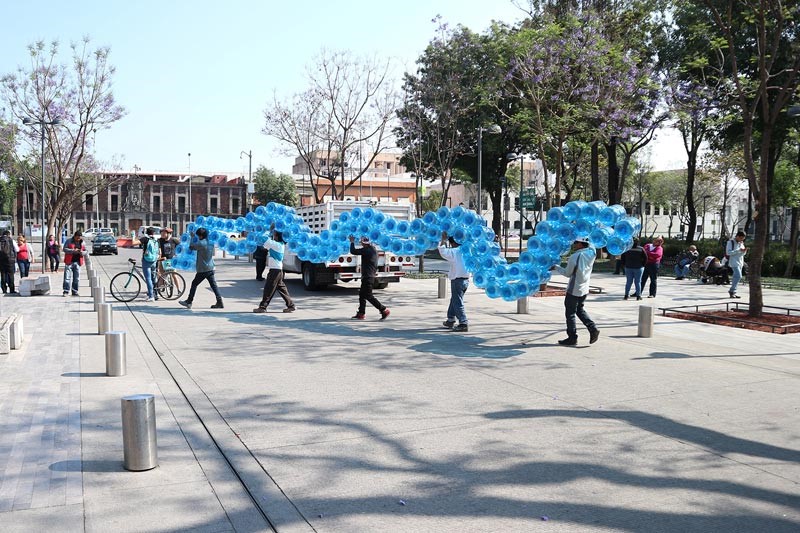 I-CONO: un pattern blu di 2.500 recipienti di plastica e acqua